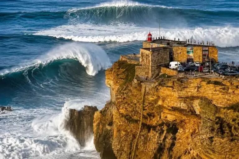 Nazaré é a 2ª vila mais pitoresca de Portugal: praias, falésias e tradição
