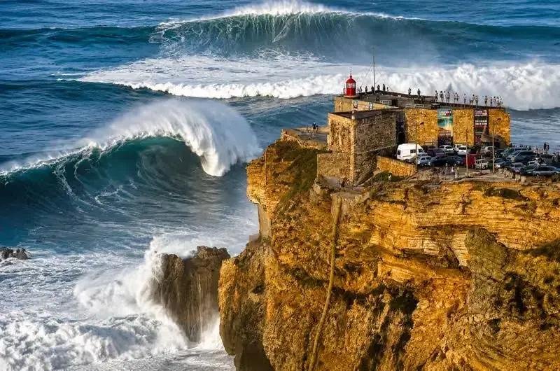 Nazaré é a 2ª vila mais pitoresca de Portugal: praias, falésias e tradição