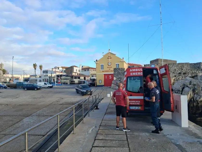 Pescador de 60 anos sofre amputação de dedo e é resgatado em alto-mar